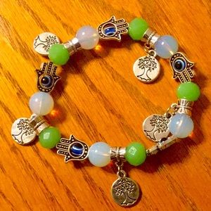 Stretchy bracelet with crystal beads